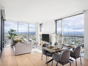 Walk to beach 2BR Apt Pool Gym Free Carpark